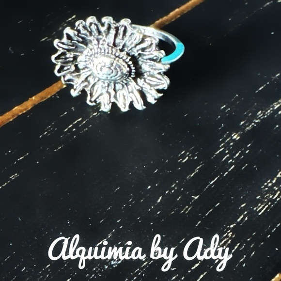 round Silver sunflower ring - Picture 1 of 1